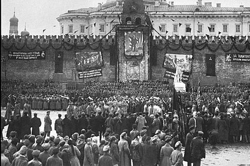 Лев Троцкий принимает присягу солдат РККА на Красной площади в 1923 году