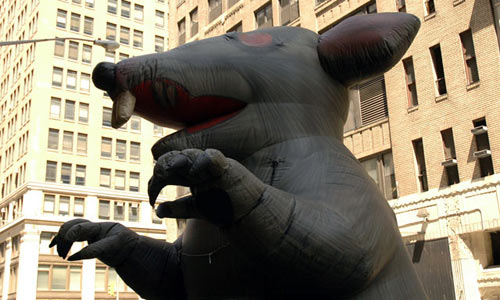 Памятник гигантской крысе в Нью-Йорке