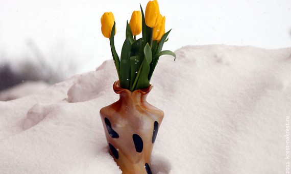 Тюльпаны в вазе под снегом.